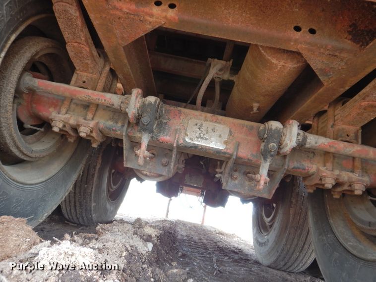 image for item IQ9521 1983 Utility FS2CH  side curtain trailer