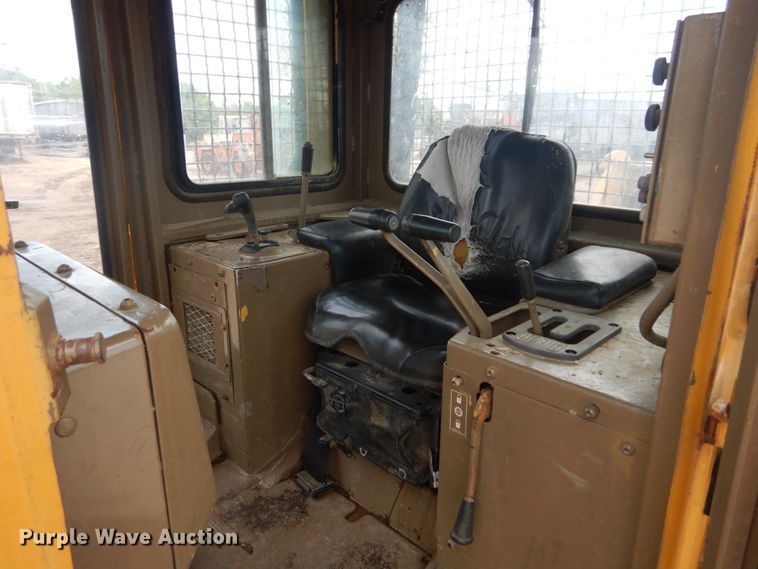 image for item IQ9526 1990 Caterpillar D4H Series II  dozer