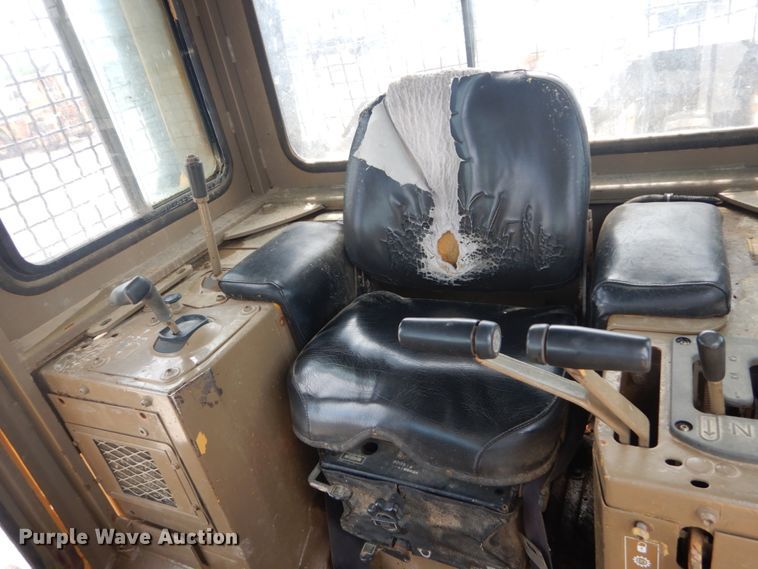 image for item IQ9526 1990 Caterpillar D4H Series II  dozer