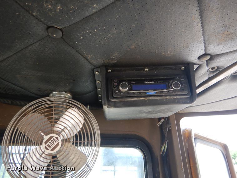 image for item IQ9526 1990 Caterpillar D4H Series II  dozer