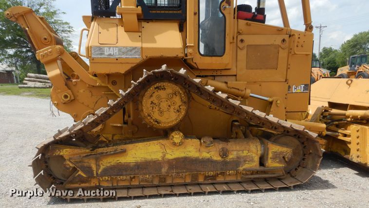 image for item IQ9526 1990 Caterpillar D4H Series II  dozer