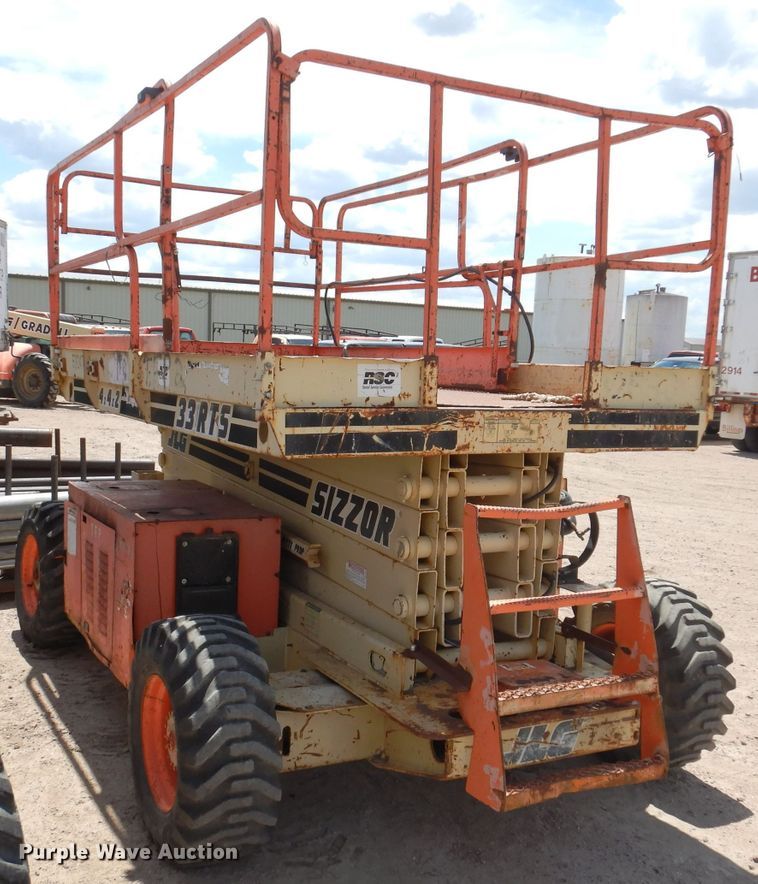 image for item IQ9547 1997 JLG 33RTS  scissor lift