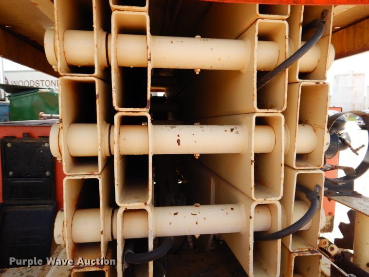 image for item IQ9547 1997 JLG 33RTS  scissor lift