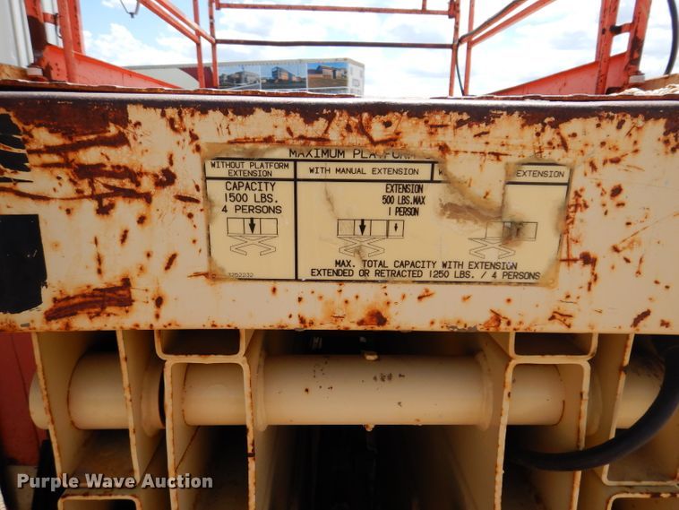 image for item IQ9547 1997 JLG 33RTS  scissor lift