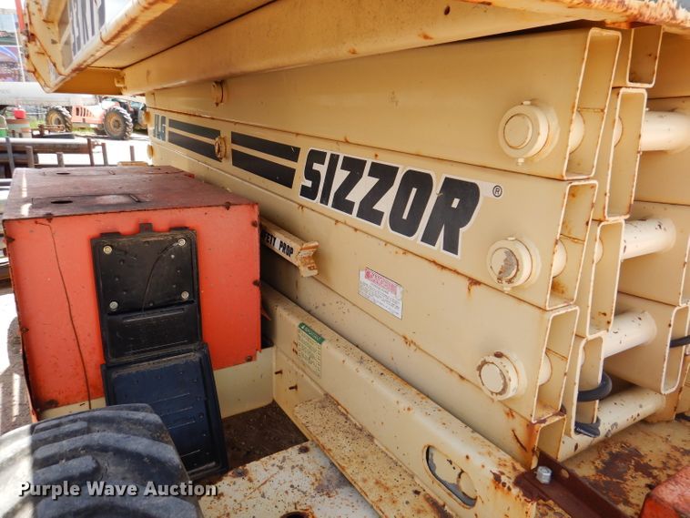 image for item IQ9547 1997 JLG 33RTS  scissor lift