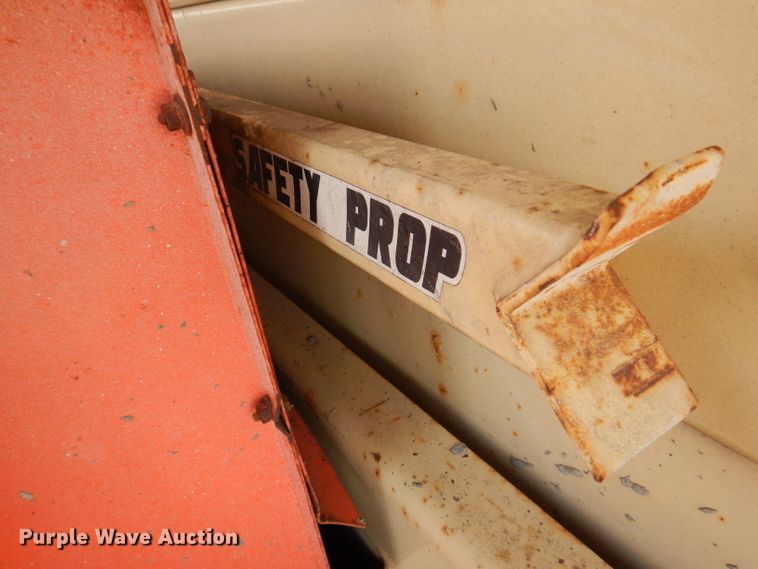 image for item IQ9547 1997 JLG 33RTS  scissor lift