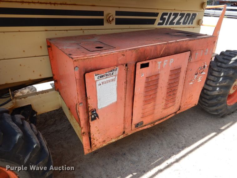 image for item IQ9547 1997 JLG 33RTS  scissor lift