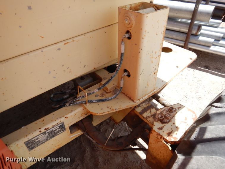 image for item IQ9547 1997 JLG 33RTS  scissor lift