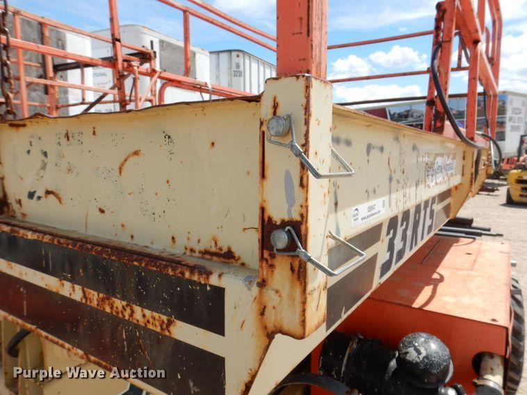image for item IQ9547 1997 JLG 33RTS  scissor lift