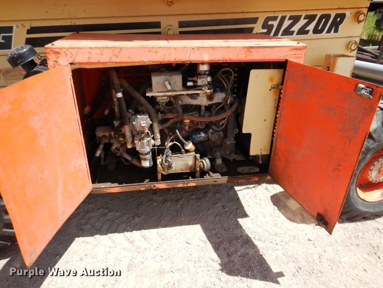 image for item IQ9547 1997 JLG 33RTS  scissor lift