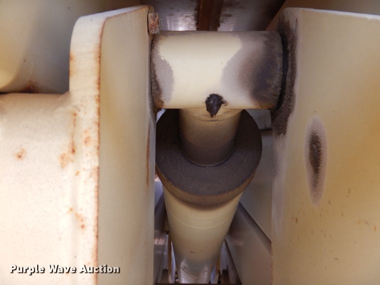 image for item IQ9547 1997 JLG 33RTS  scissor lift