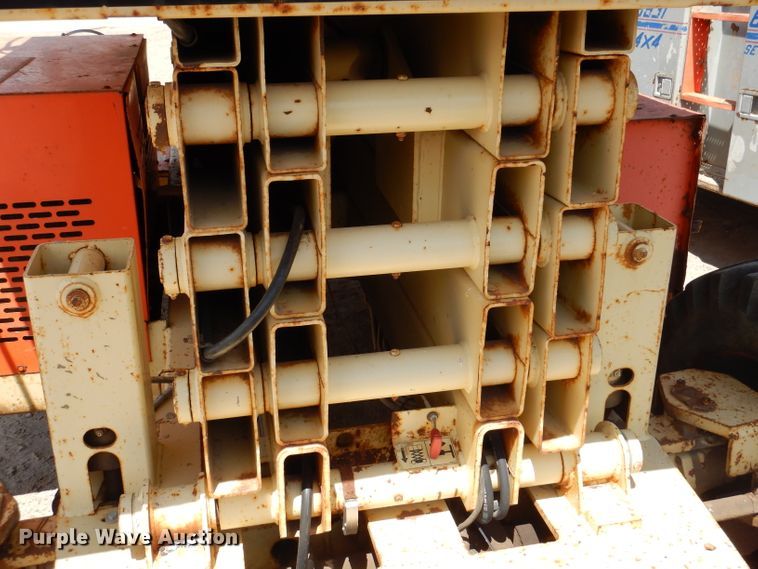 image for item IQ9547 1997 JLG 33RTS  scissor lift