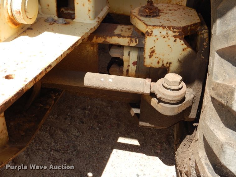 image for item IQ9547 1997 JLG 33RTS  scissor lift