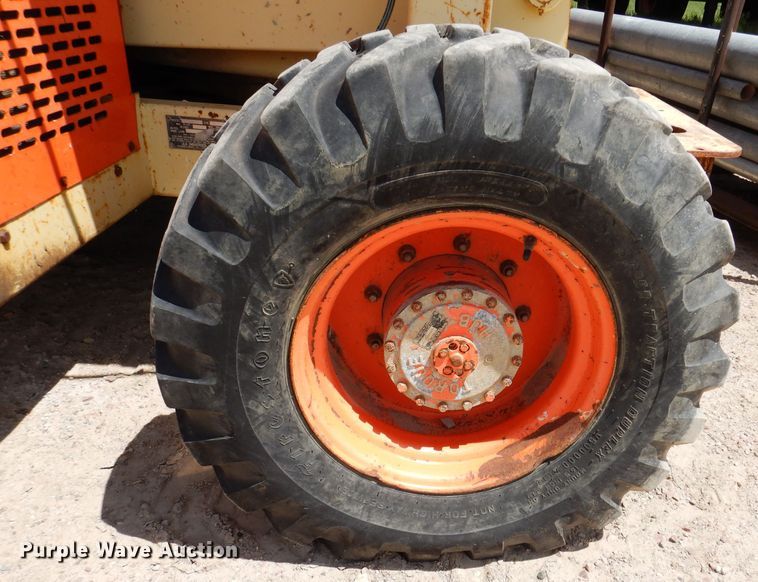 image for item IQ9547 1997 JLG 33RTS  scissor lift