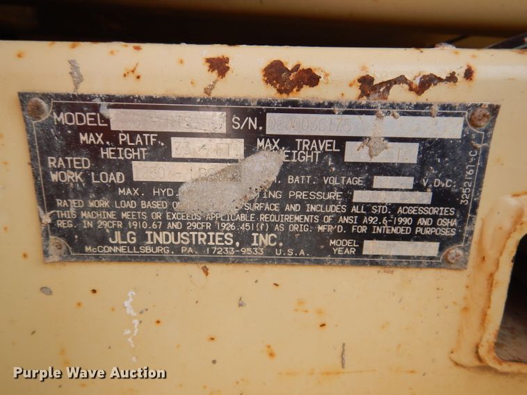 image for item IQ9547 1997 JLG 33RTS  scissor lift