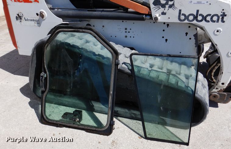 image for item IQ9559 2000 Bobcat 864  tracked skid steer loader