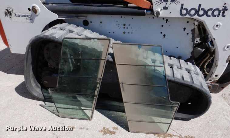 image for item IQ9559 2000 Bobcat 864  tracked skid steer loader