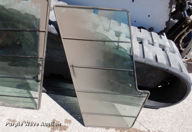 image for item IQ9559 2000 Bobcat 864  tracked skid steer loader