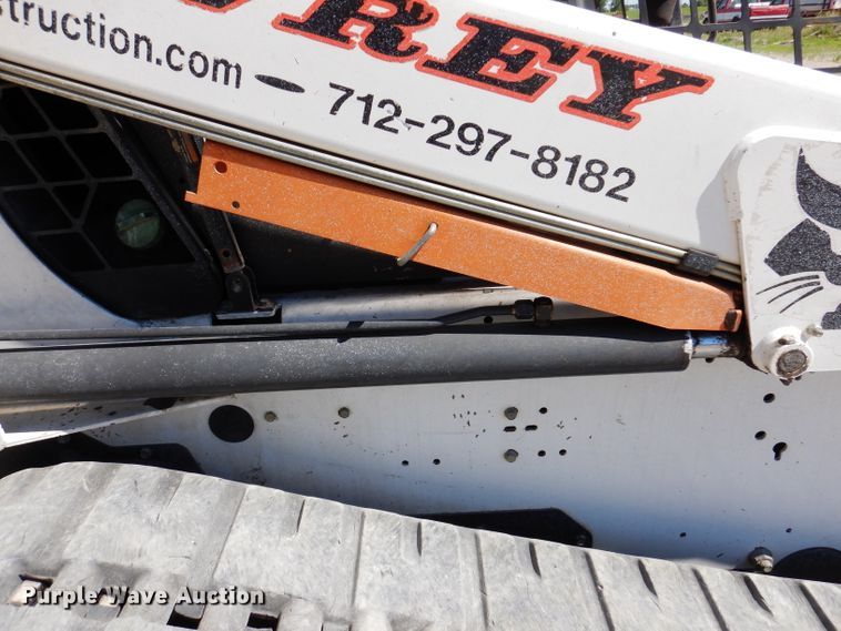 image for item IQ9559 2000 Bobcat 864  tracked skid steer loader