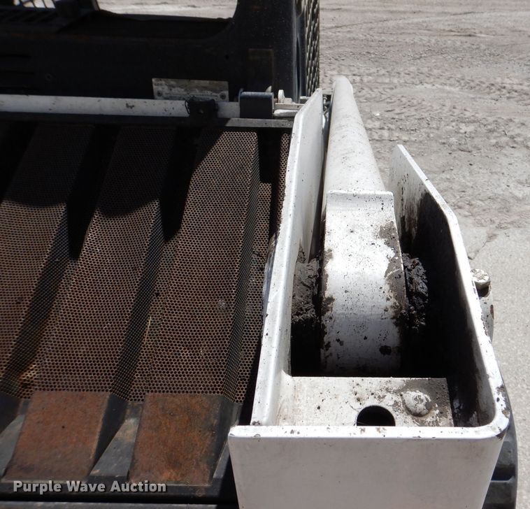 image for item IQ9559 2000 Bobcat 864  tracked skid steer loader