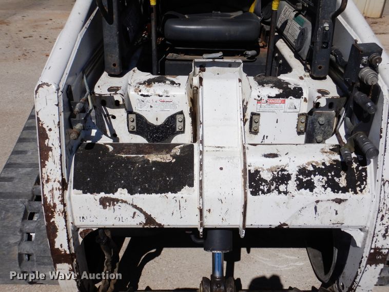 image for item IQ9559 2000 Bobcat 864  tracked skid steer loader