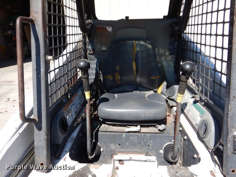 image for item IQ9559 2000 Bobcat 864  tracked skid steer loader