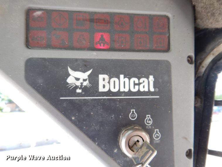 image for item IQ9559 2000 Bobcat 864  tracked skid steer loader