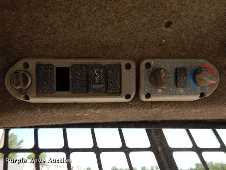 image for item IQ9559 2000 Bobcat 864  tracked skid steer loader