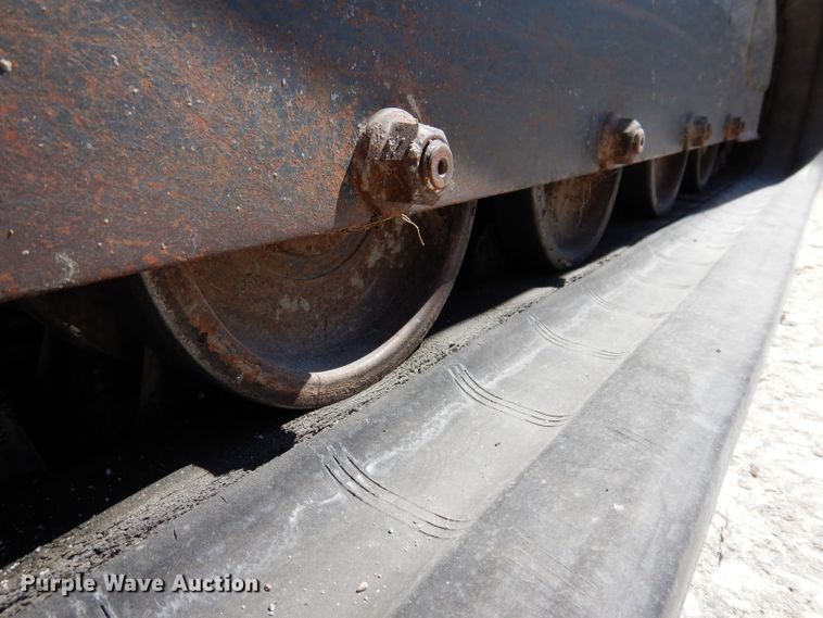 image for item IQ9559 2000 Bobcat 864  tracked skid steer loader