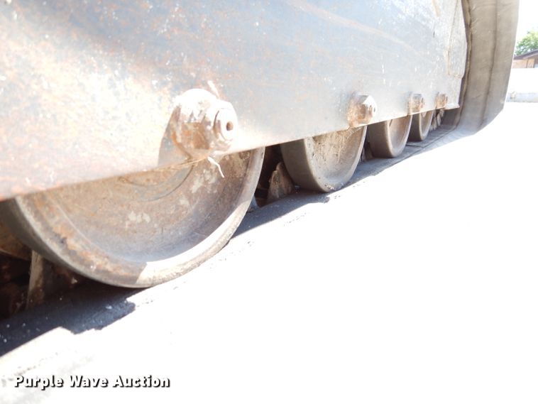 image for item IQ9559 2000 Bobcat 864  tracked skid steer loader