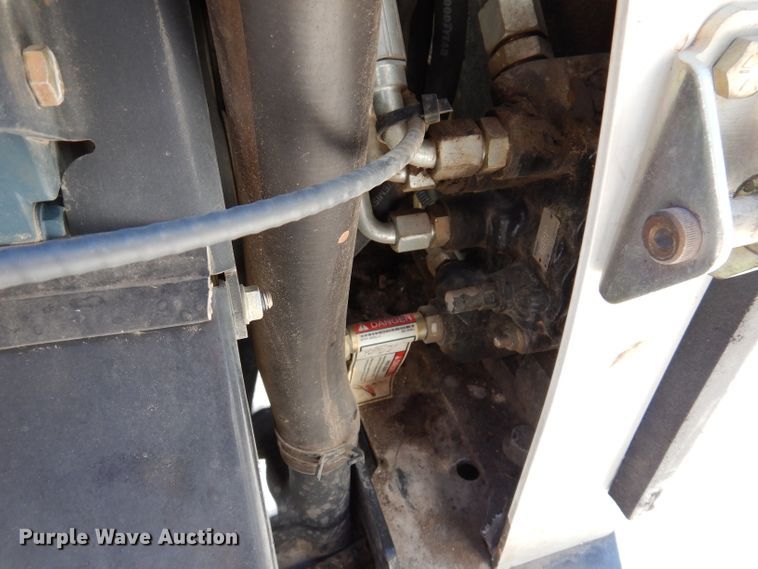 image for item IQ9560 2011 Bobcat S770  skid steer loader