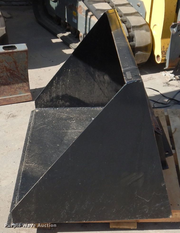 image for item IQ9563 Bradco 107783  45"W loader bucket