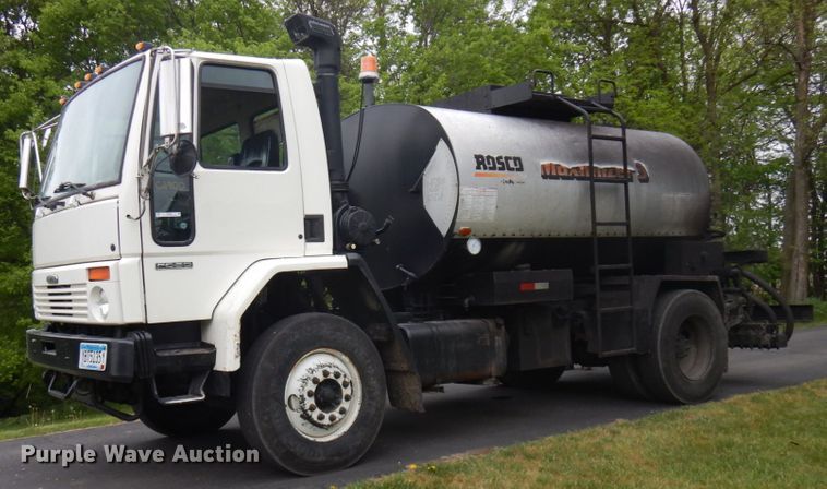 image for item IT9423 2005 Freightliner  oil distributor truck