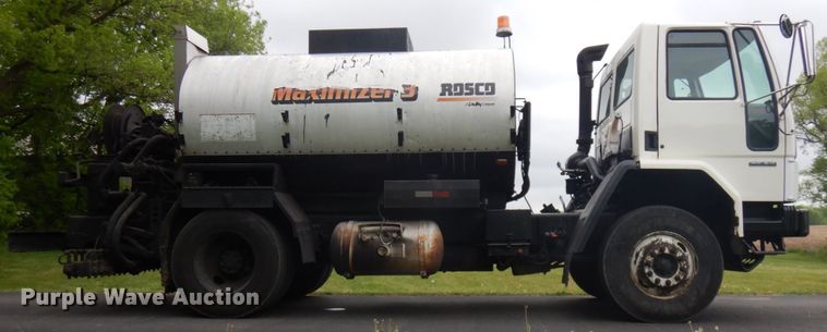 image for item IT9423 2005 Freightliner  oil distributor truck