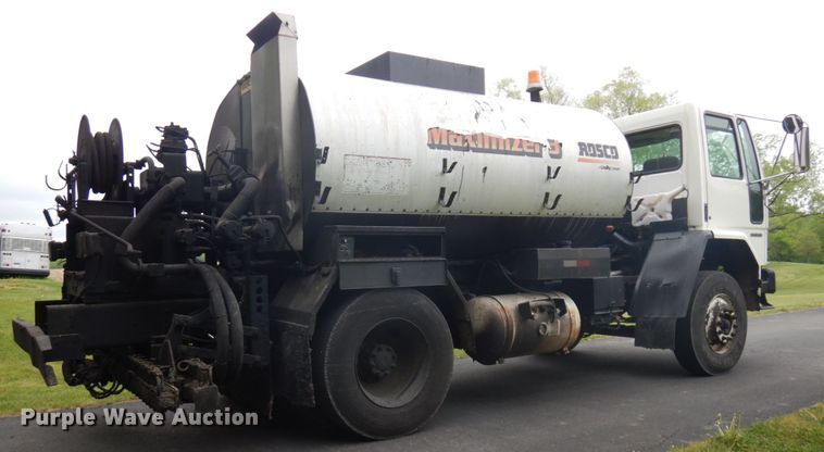 image for item IT9423 2005 Freightliner  oil distributor truck