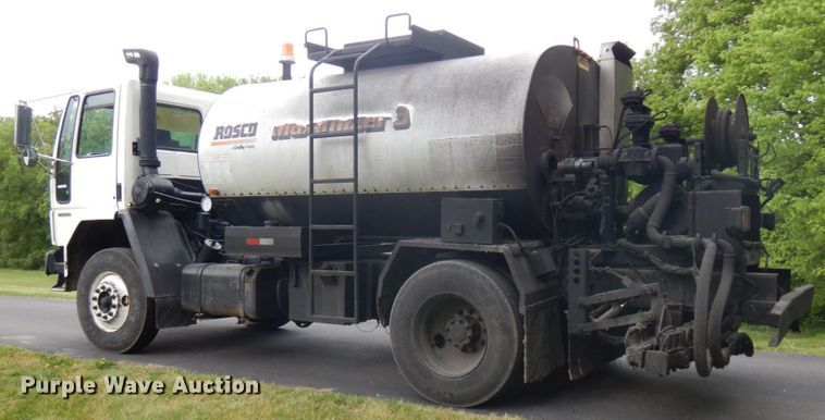 image for item IT9423 2005 Freightliner  oil distributor truck