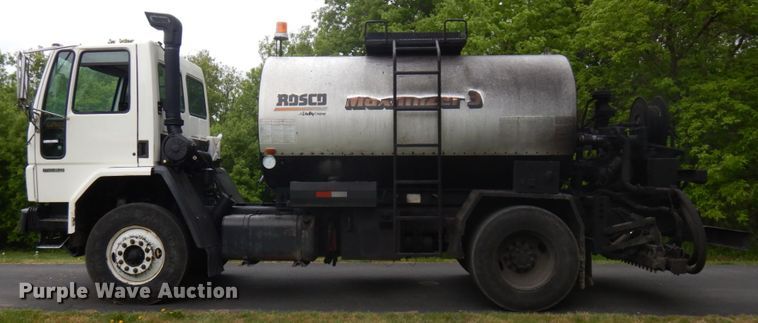 image for item IT9423 2005 Freightliner  oil distributor truck