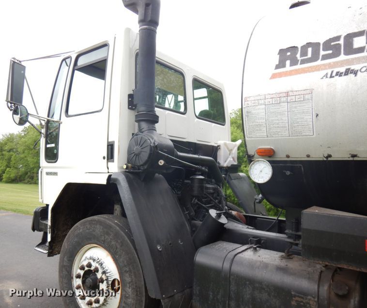 image for item IT9423 2005 Freightliner  oil distributor truck