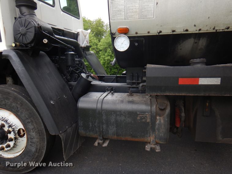 image for item IT9423 2005 Freightliner  oil distributor truck