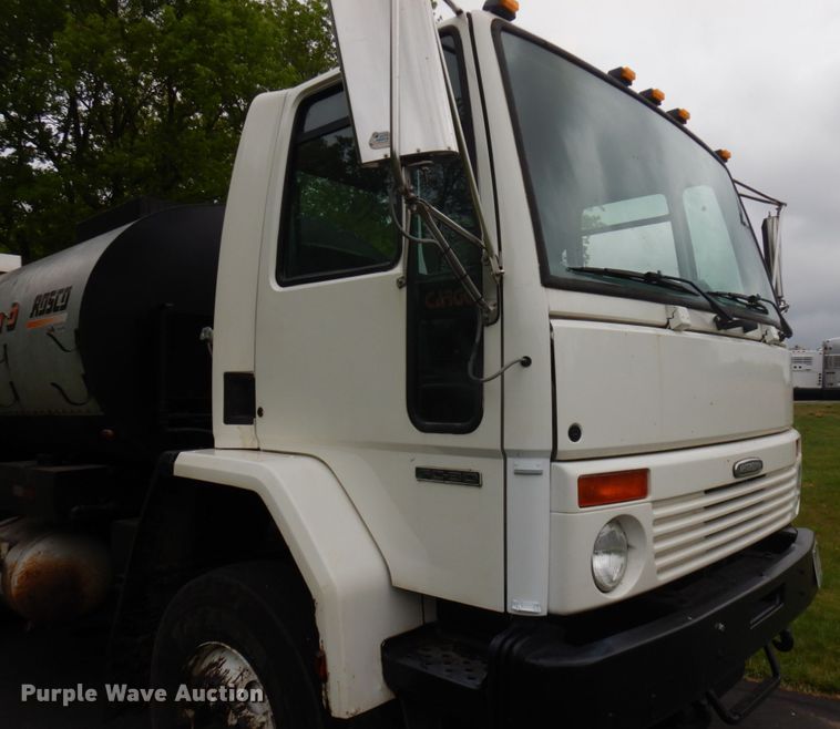 image for item IT9423 2005 Freightliner  oil distributor truck