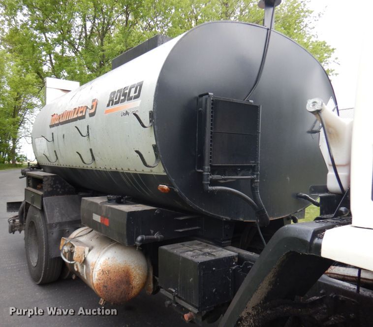 image for item IT9423 2005 Freightliner  oil distributor truck