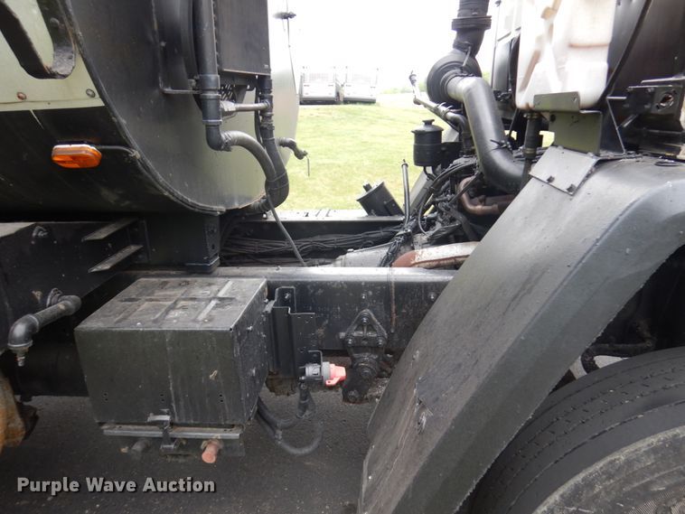 image for item IT9423 2005 Freightliner  oil distributor truck