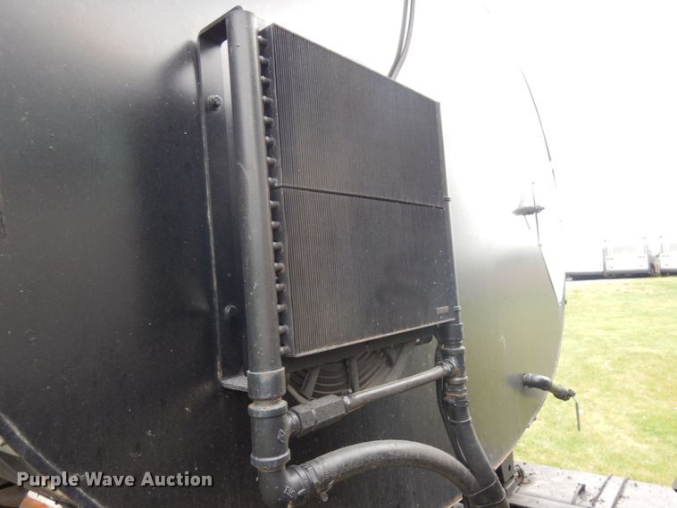 image for item IT9423 2005 Freightliner  oil distributor truck