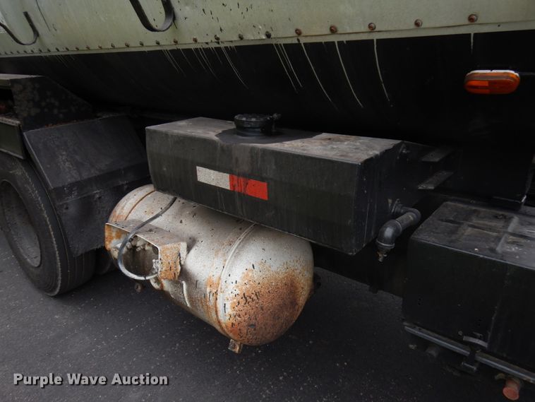 image for item IT9423 2005 Freightliner  oil distributor truck