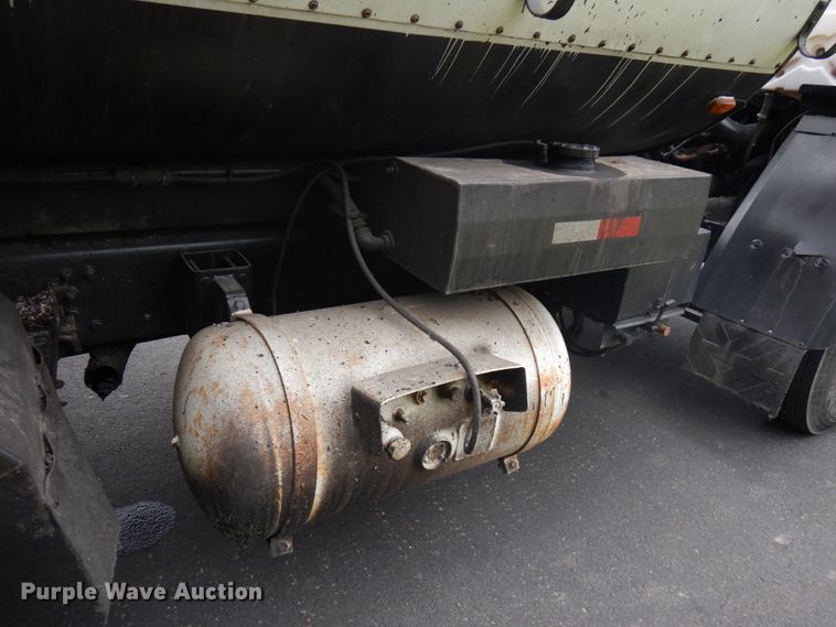 image for item IT9423 2005 Freightliner  oil distributor truck