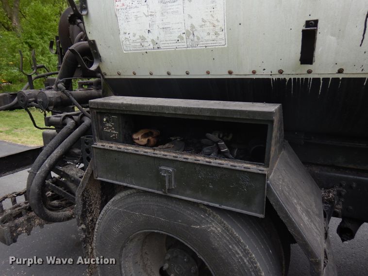 image for item IT9423 2005 Freightliner  oil distributor truck