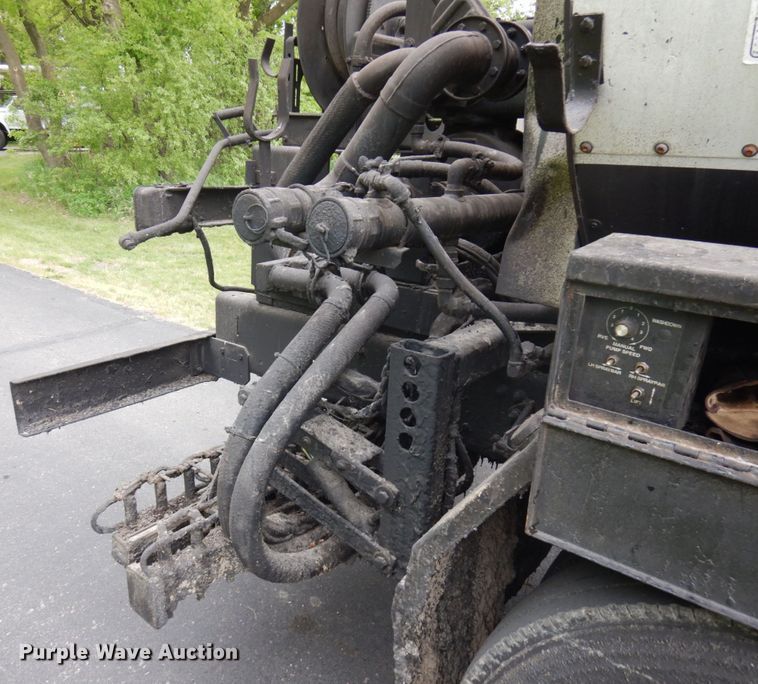 image for item IT9423 2005 Freightliner  oil distributor truck