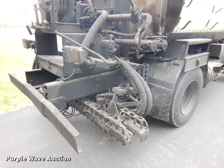 image for item IT9423 2005 Freightliner  oil distributor truck