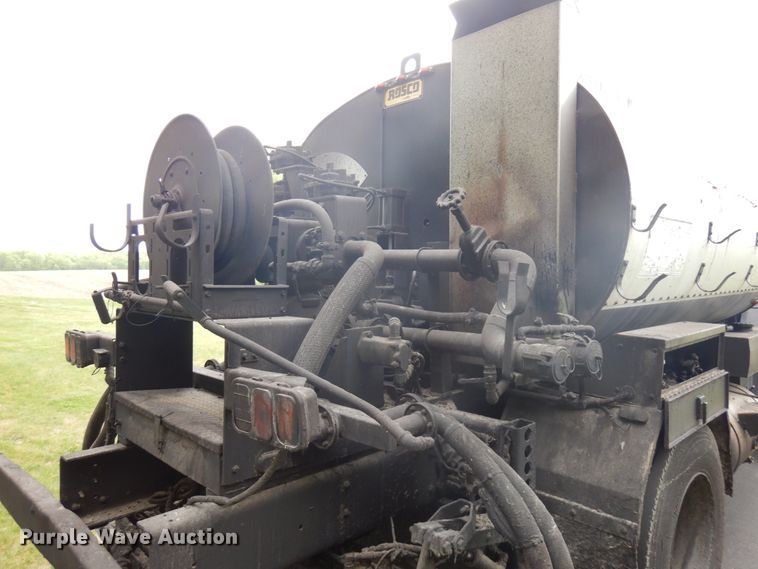 image for item IT9423 2005 Freightliner  oil distributor truck