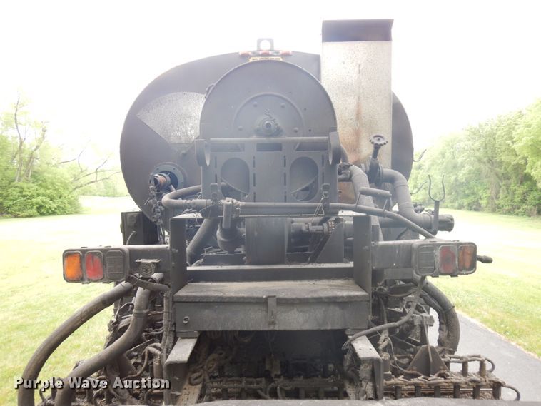 image for item IT9423 2005 Freightliner  oil distributor truck